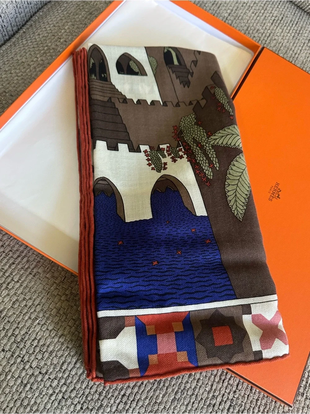 NEW in Box HERMÈS Le Palais des Quatre Vents  Shawl 140 Scarf
